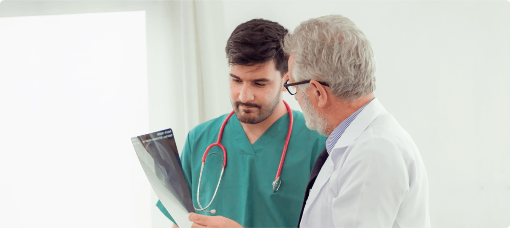 Arzt in Weiterbildung im Gespräch über Ultraschallkurse bei SONO2learn