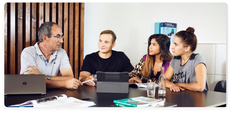 Prof. Dr. Strunk unterrichtet im Ultraschallkurs